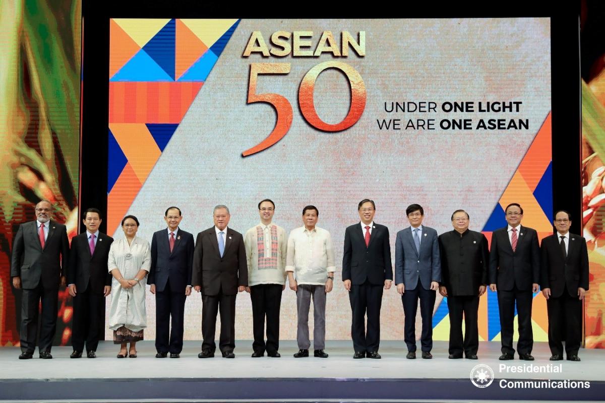 Philippine President Rodrigo Duterte poses for a photo with the ASEAN foreign ministers during the 50th anniversary of the group’s foundation on 8 August 2017. Wikipedia Commons