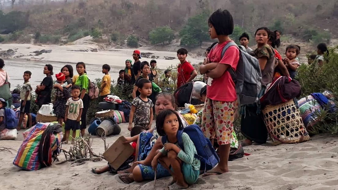Karen refugees carrying belongings congregate at the Salween River in Mae Hong Son, Thailand on March 29. © Karen Women's Organization/Reuters