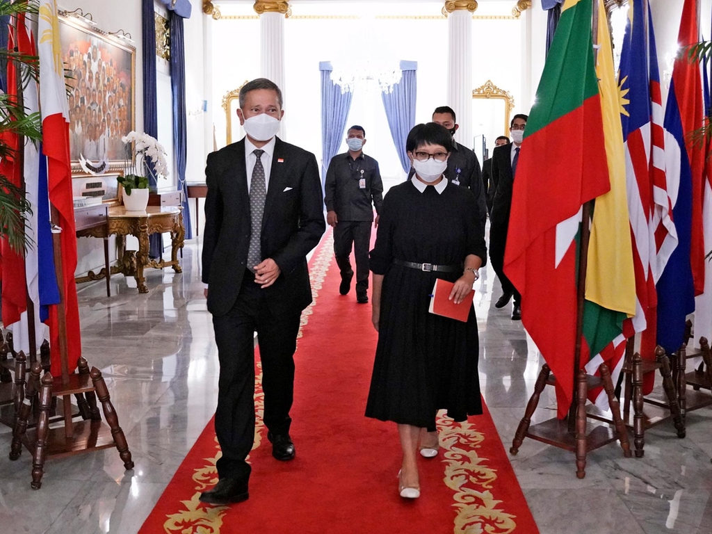 Indonesian Foreign Minister Retno Marsudi, right, and her Singaporean counterpart, Vivian Balakrishnan, during their meeting in Jakarta on Thursday. AP Photo
