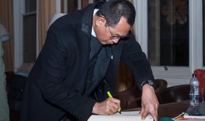 Signing the guest book at Oxford Union 2018